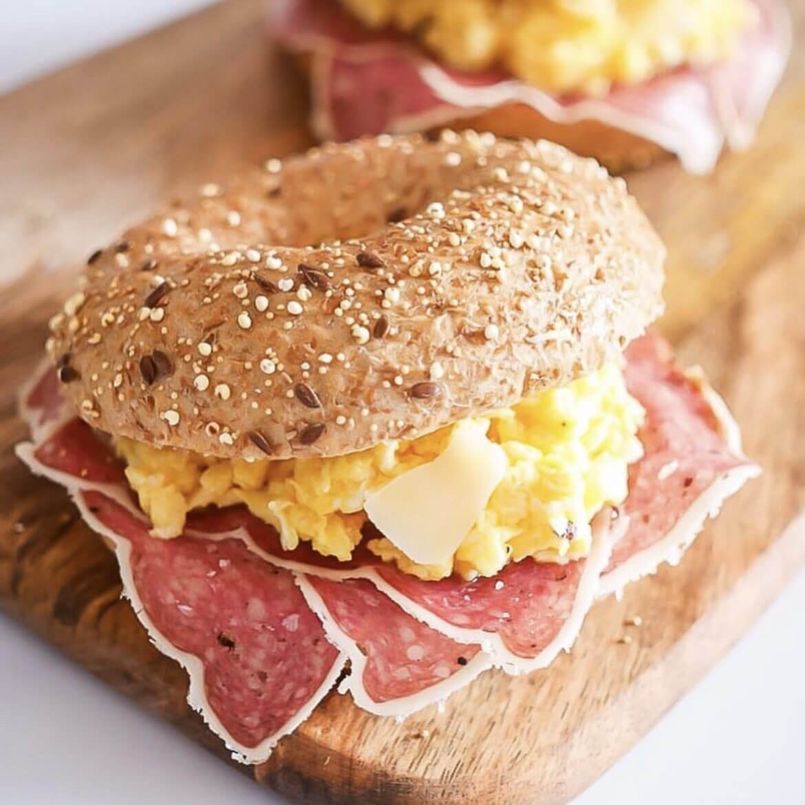 Bagel met truffelsalami roerei en Parmezaanse kaas