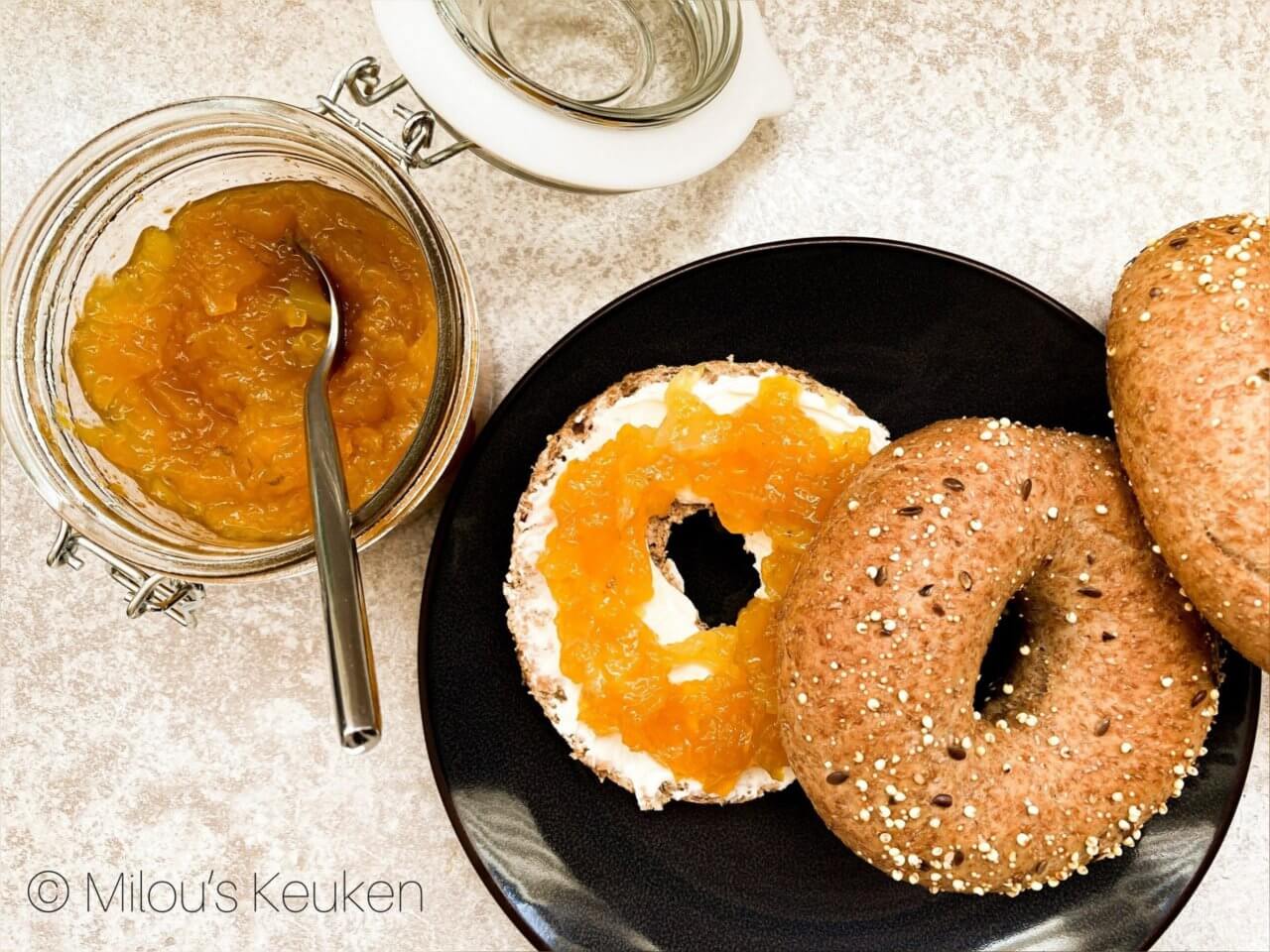 Bagel met zelfgemaakte mango ananasjam