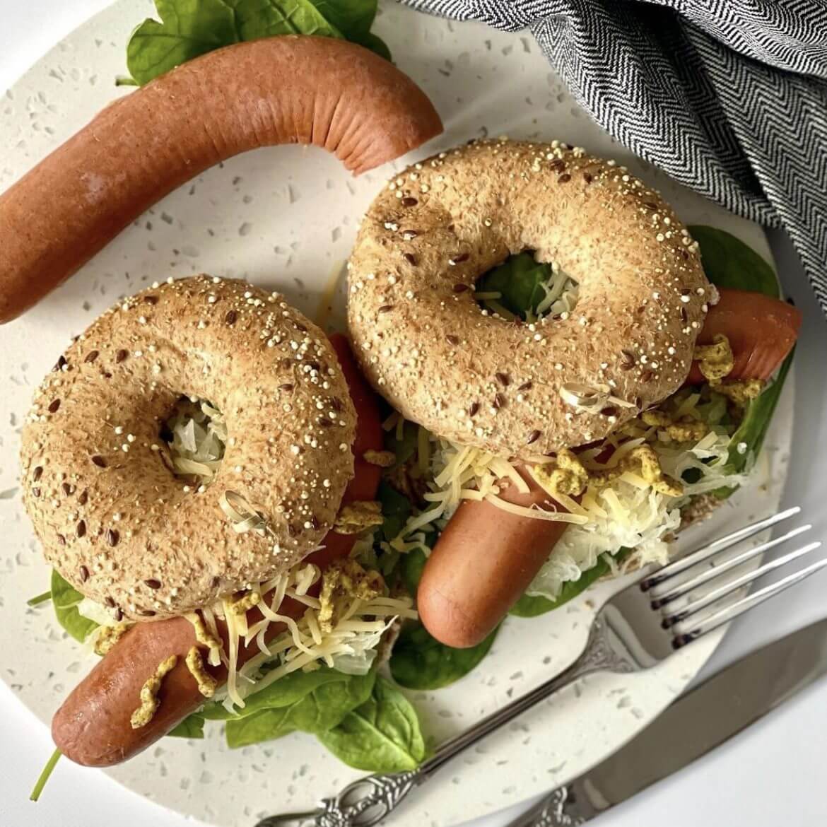 Bagel vegetarische rookworst en zuurkool