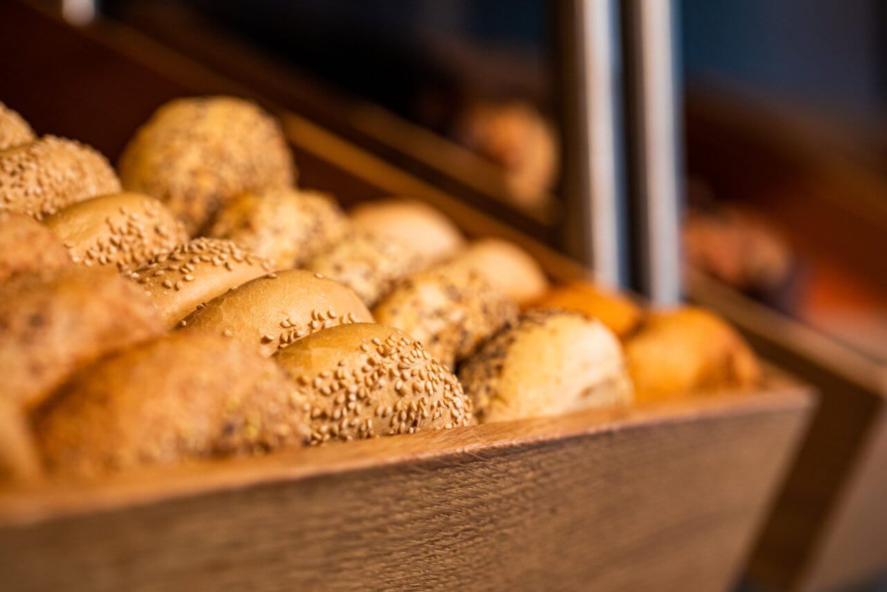 Versgebakken bagels in een mand