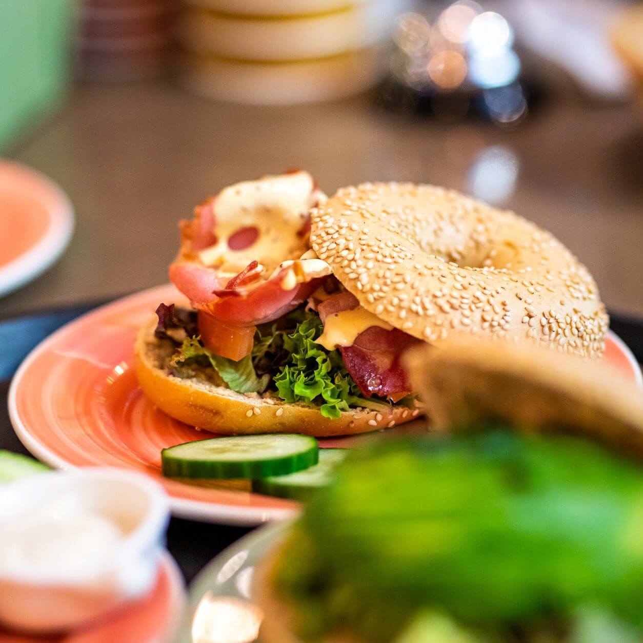 Een smakelijk bagel gerecht met frisse ingrediënten