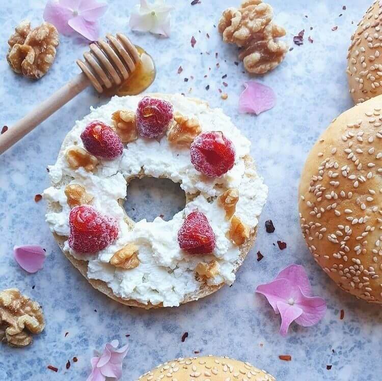 Bagels met huttenkase framboos walnoot en honing