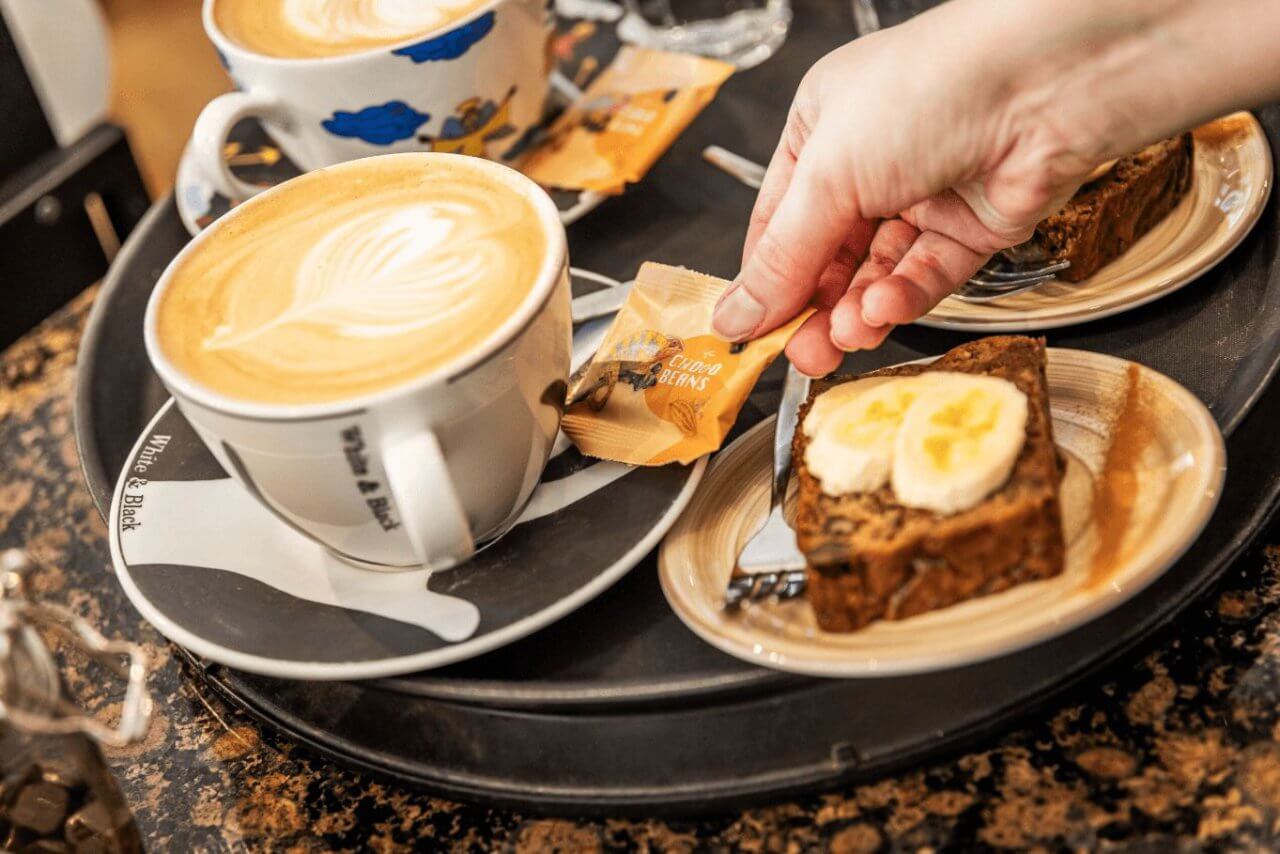 Chocoboontjes bij de koffie