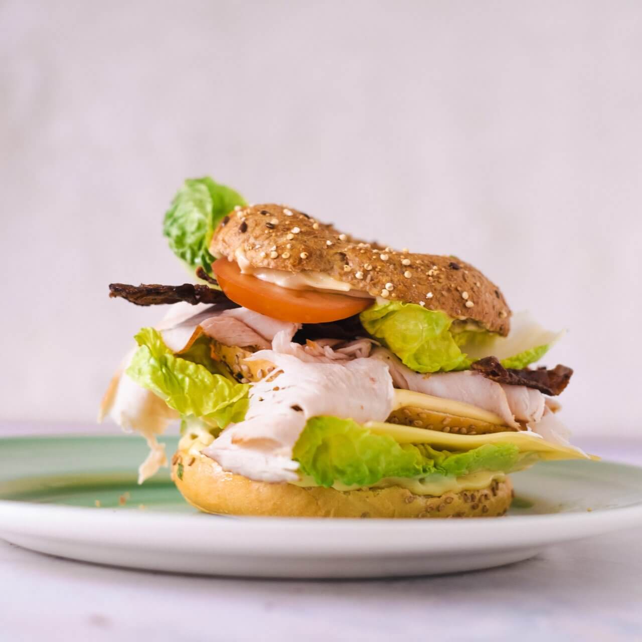 Club sandwich bagel met kalkoenfilet