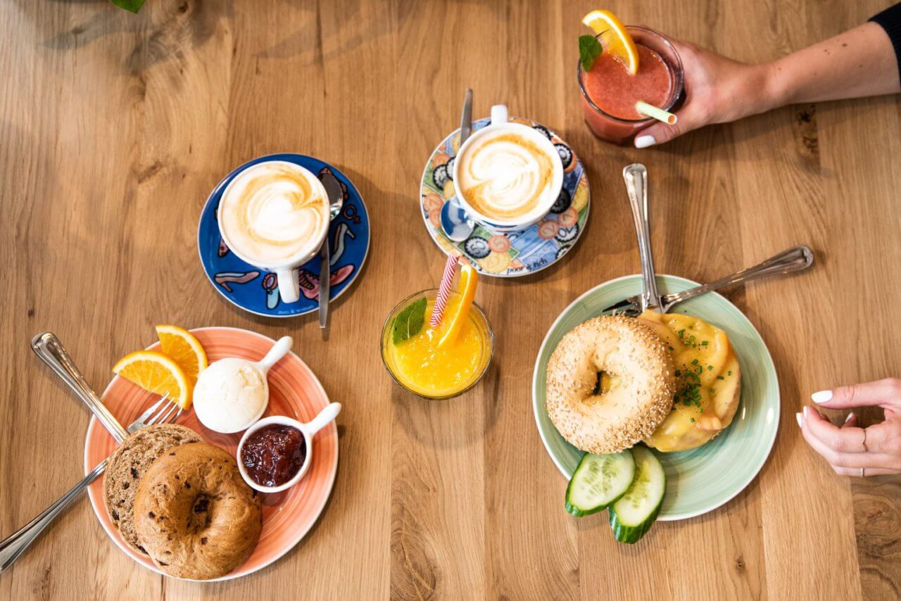 Koffie, sapjes en smakelijke bagels van bovenaf gefotografeerd