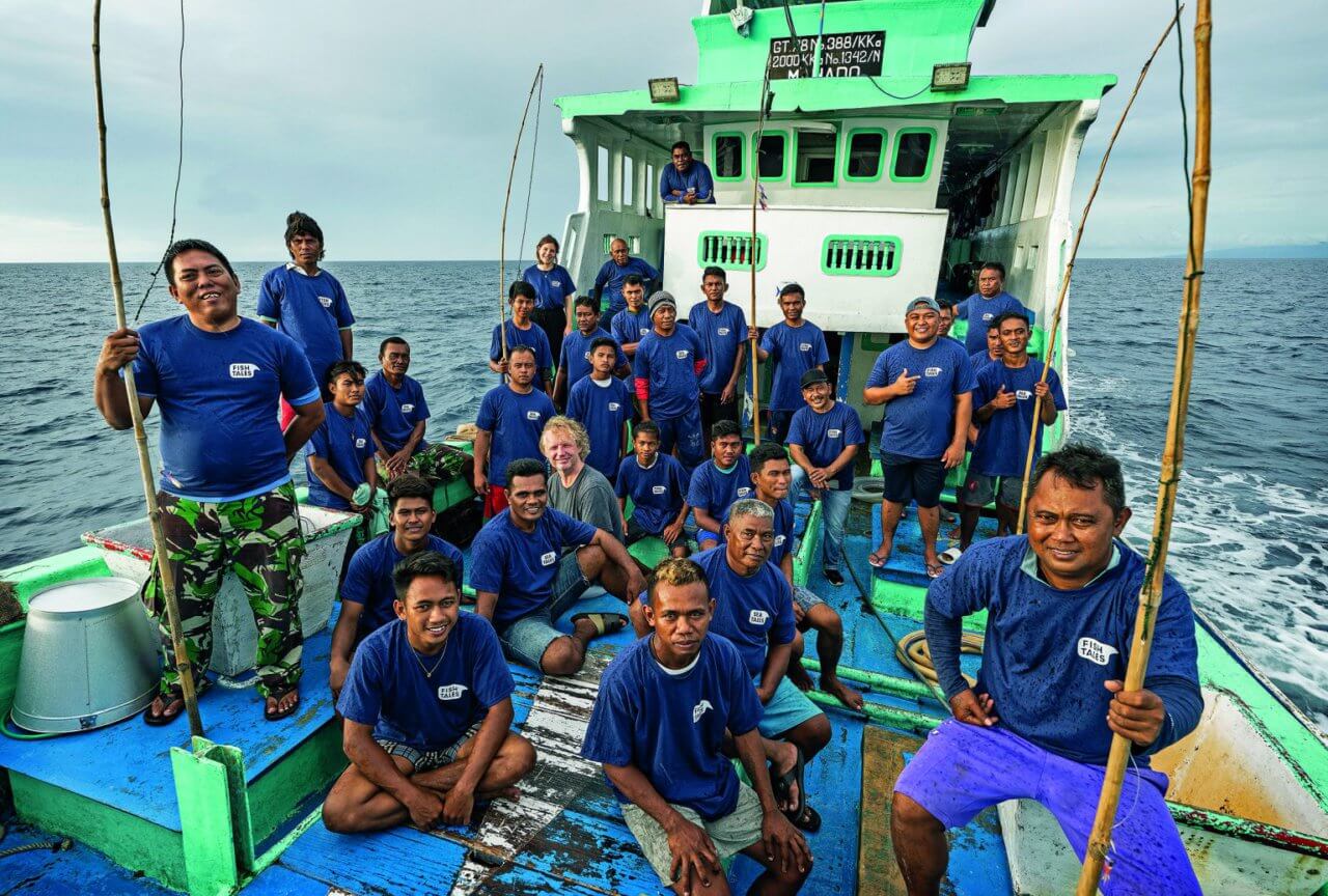 Een grote groep vissers op zee in een boot