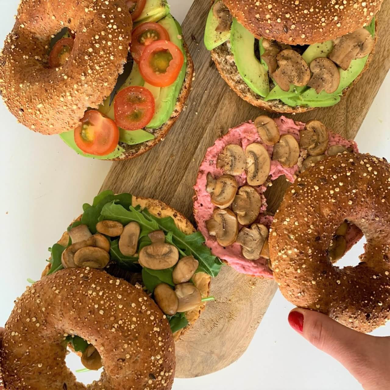 Bagels met hummus avocado en champignons