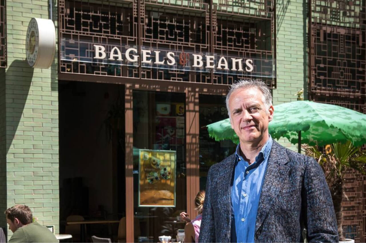 Ronald Bakker met op de achtergrond een Bagels & Beans store