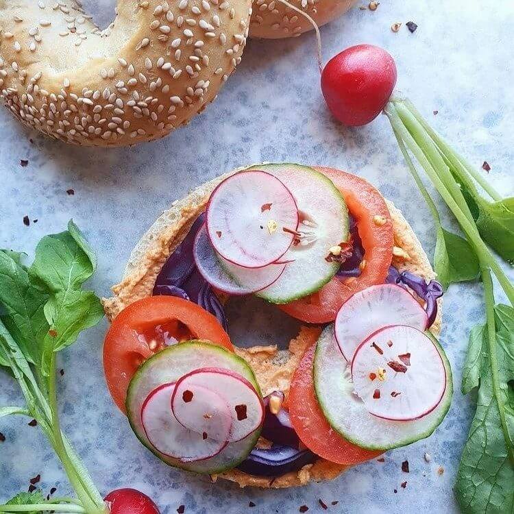 Vegan bagel gezond met tomatenhummus en rauwkost