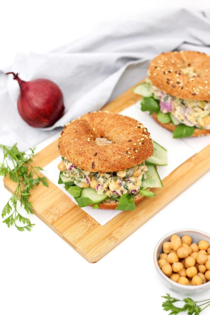 Vegan bagel met frisse kikkererwten salade