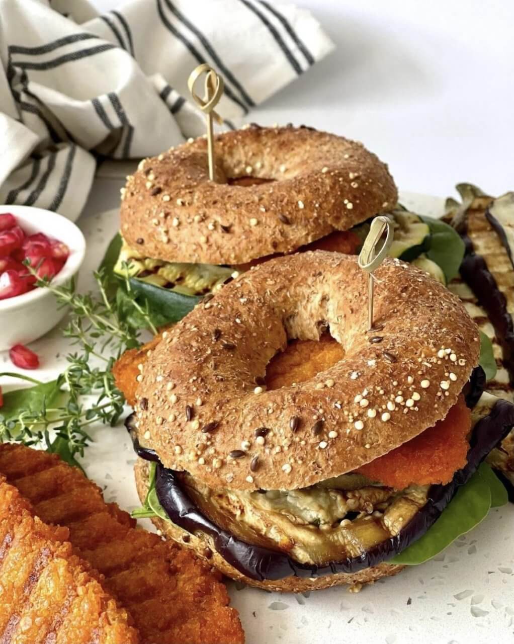 Vegan bagel met krokante chicken tenders en gegrildeg roenten