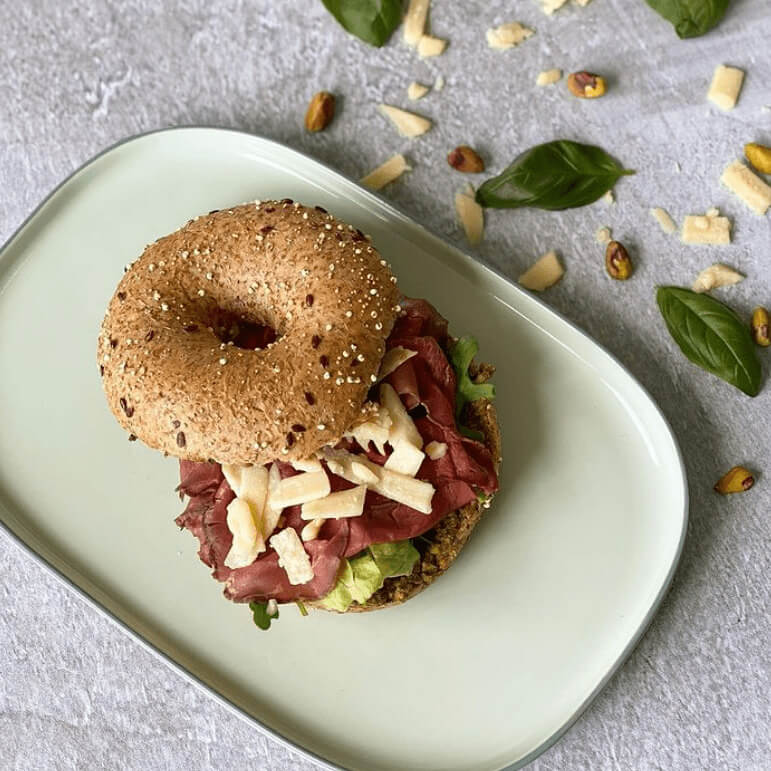 Volkoren bagel rosbief pesto