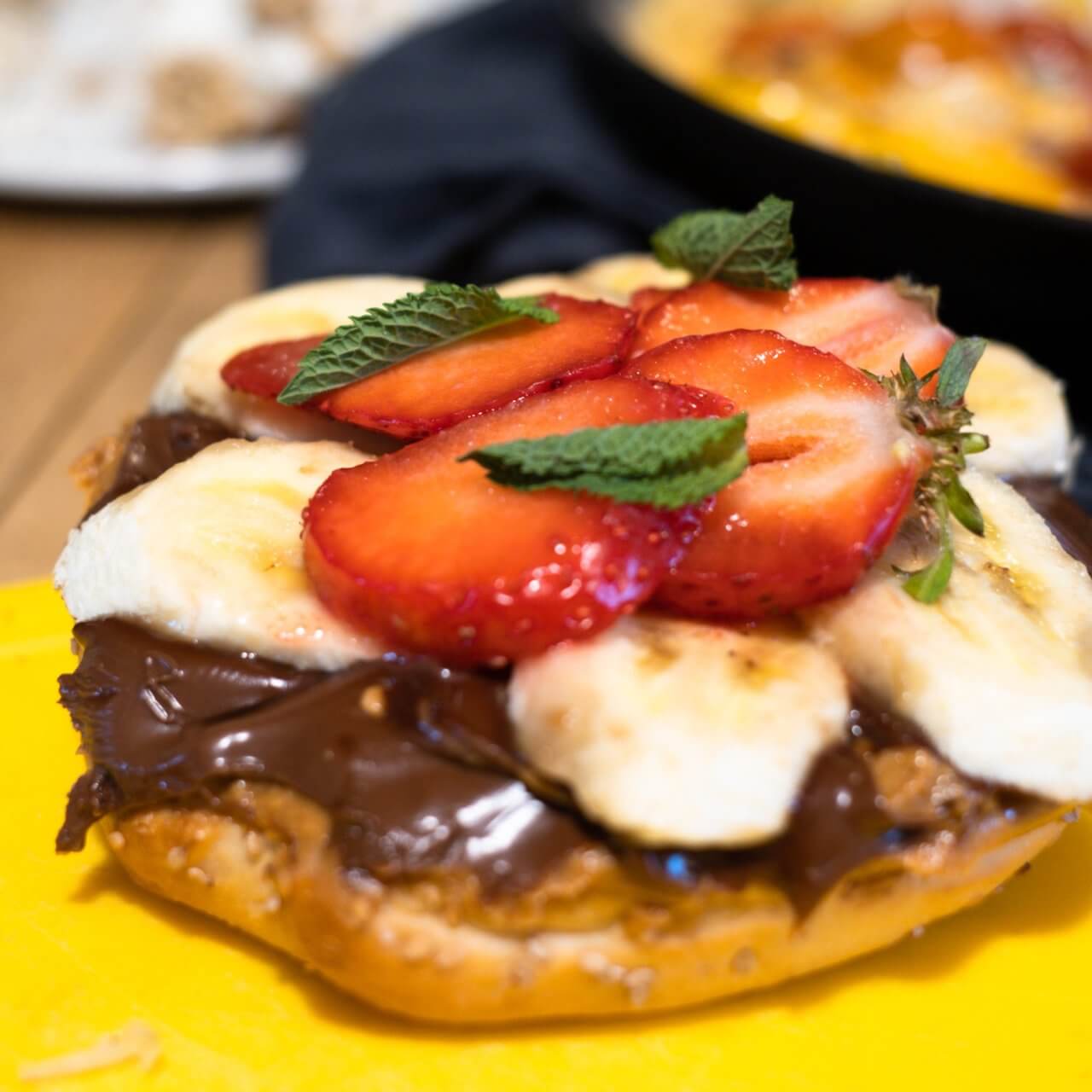 Zoete bagel met pindakaas, Nutella, aardbei en banaan