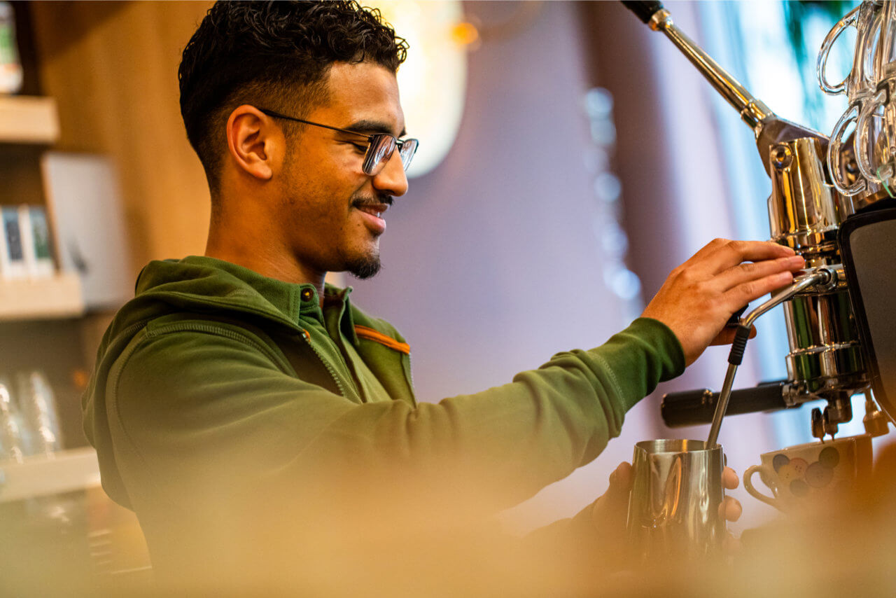 Barista maakt een koffie